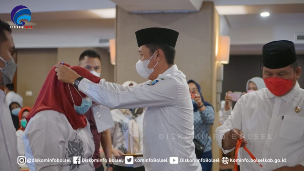 Bupati saat menyematkan kartu tanda peserta Diklat