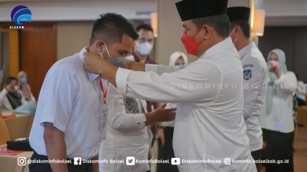 Wabup saat menyematkan kartu kepada peserta diklat