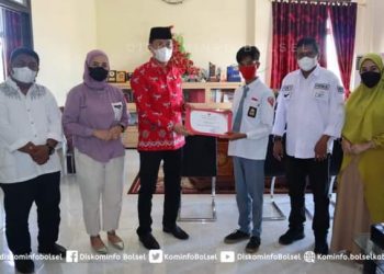 Safrudin Siswa Bolsel Peraih Juara II Simak Budaya Terima Penghargaan dari Bupati Bolsel
