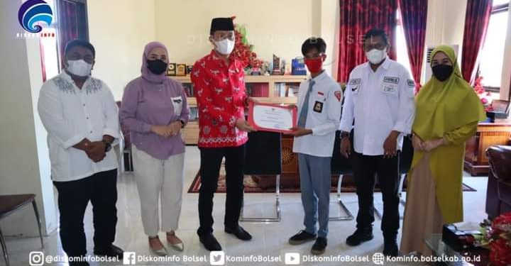Safrudin Siswa Bolsel Peraih Juara II Simak Budaya Terima Penghargaan dari Bupati Bolsel