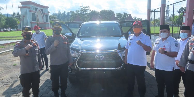 Tunjang Oprasional Polres, Pemkab Bolsel Hibahkan 1 Unit Mobil