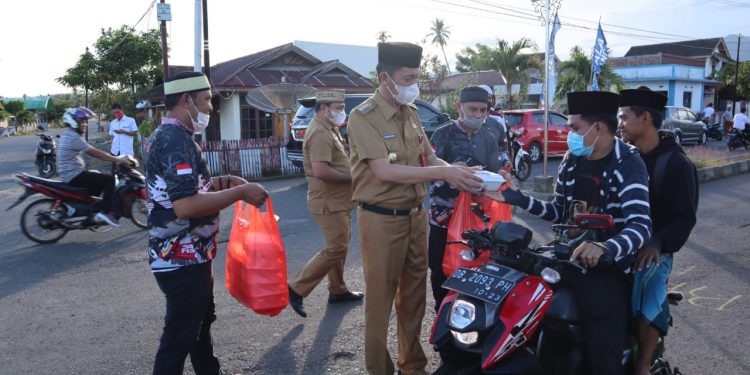 Bersama BFC, Bupati Bolsel Bagi Bagi Takjil