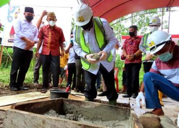 Penuhi Janjinya, H2M Letakan Batu Pertama Pembangunan Rusun Pesantren di Buyat Boltim