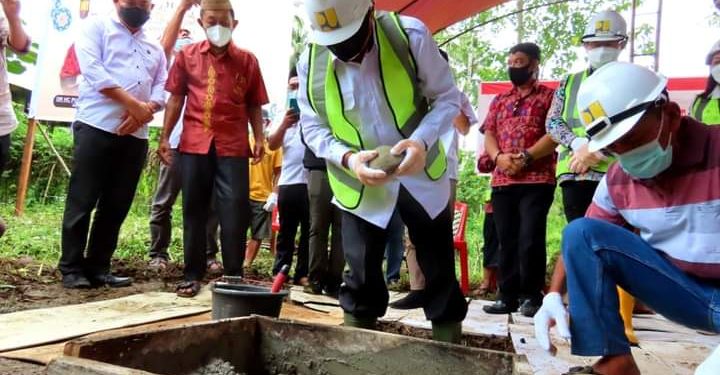 Penuhi Janjinya, H2M Letakan Batu Pertama Pembangunan Rusun Pesantren di Buyat Boltim