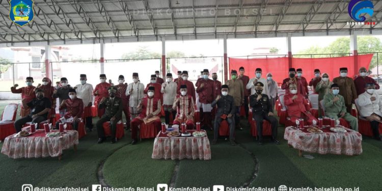 Gunakan Pakaian Adat, Pemkab Bolsel Mengikuti Upacara Hari Lahir Pancasila Secara Virtual