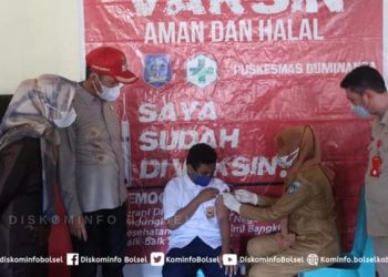 Bupati Bolsel Antarkan Kedua Anaknya Ikut Vaksinasi