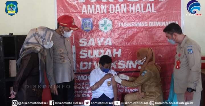 Bupati Bolsel Antarkan Kedua Anaknya Ikut Vaksinasi