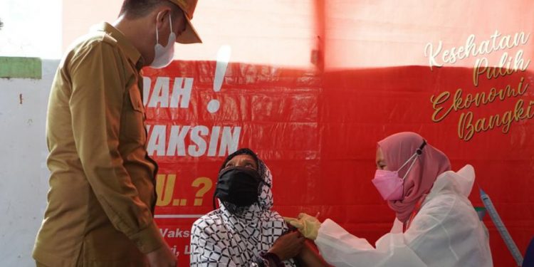 Iskandar-Deddy Pantau Vaksinasi Untuk Masyarakat