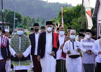Bawakan Khutbah Idul Adha, Ini Pesan Bupati Iskandar Kamaru