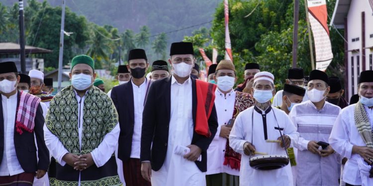 Bawakan Khutbah Idul Adha, Ini Pesan Bupati Iskandar Kamaru