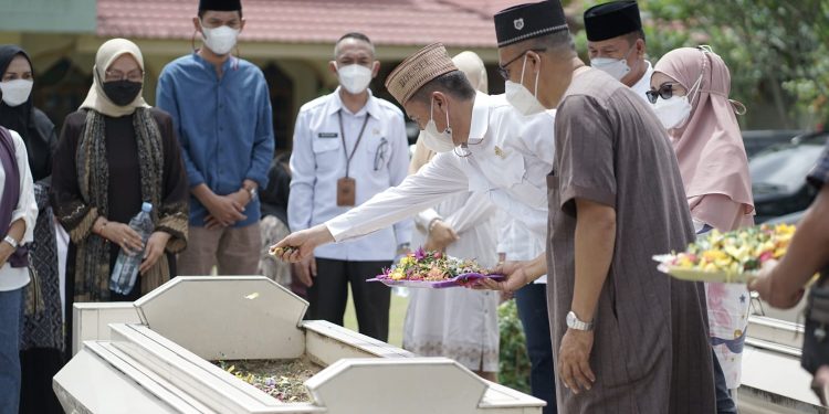 Bupati dan Wabup Berziarah ke Makam Tokoh Pemekaran Bolsel
