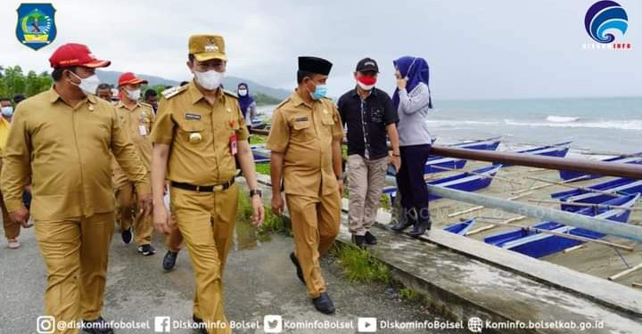 Bupati dan Wabup Bolsel Salurkan Bantuan Untuk Nelayan