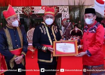 Bupati Bolsel Terima Penghargaan dari Gubernur Sulut
