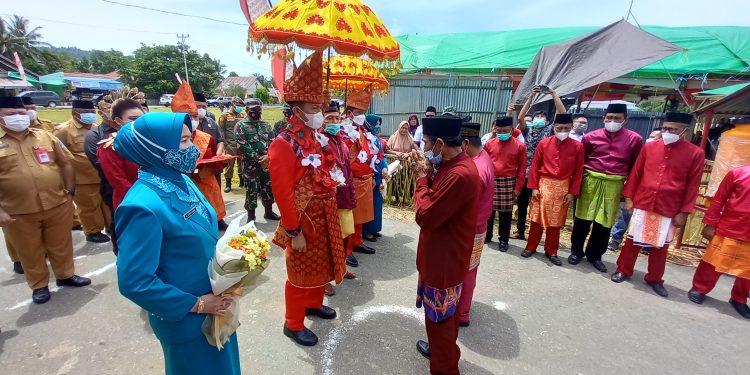 Bupati dan Wabup Bolsel Ikuti Prosesi Penjemputan Adat Suku Mogondow