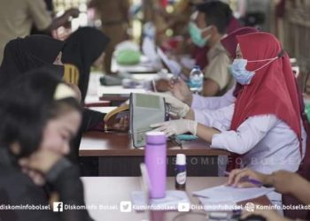 Iskandar Kamaru Tinjau Vaksinasi Masal di Desa Halabolu dan Ilohelumo
