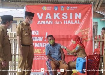 Iskandar Kamaru Tinjau Vaksinasi Masal di Desa Halabolu dan Ilohelumo
