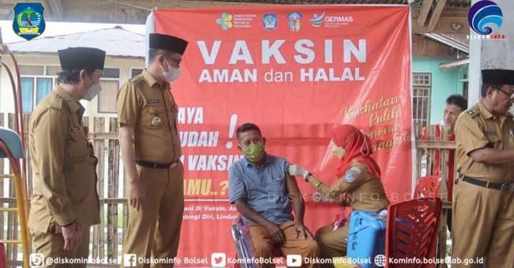 Iskandar Kamaru Tinjau Vaksinasi Masal di Desa Halabolu dan Ilohelumo