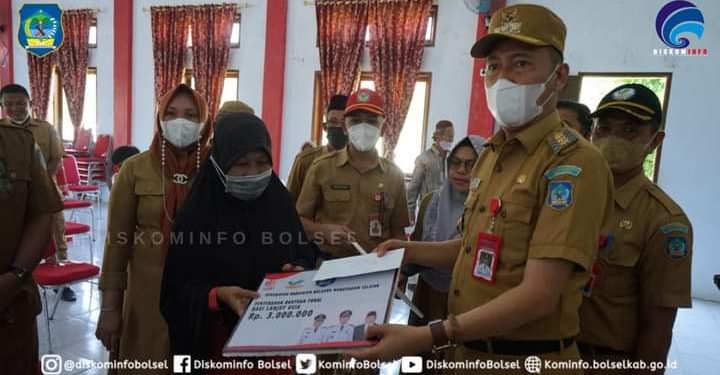 Bupati Serahkan BST Untuk Lansia dan Penyandang Disabilitas