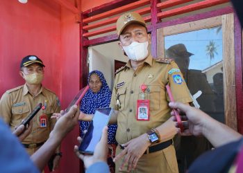 Usai Dibedah, Iskandar Resmikan Rumah Nenek Soroini