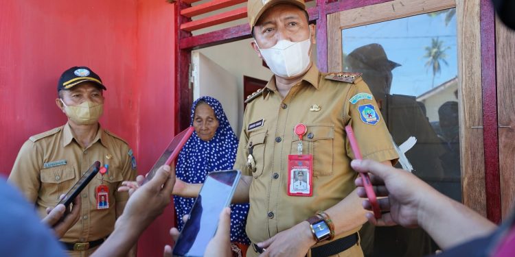 Usai Dibedah, Iskandar Resmikan Rumah Nenek Soroini