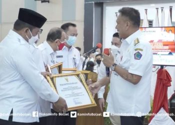 Diserahkan Gubernur, Bolsel Raih Penghargaan Pada Program Jamsostek
