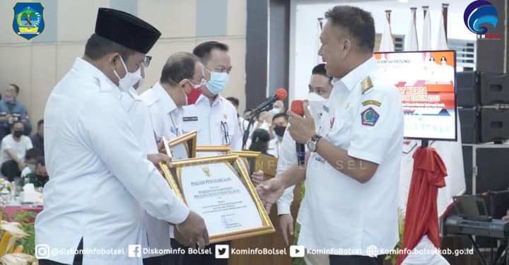 Diserahkan Gubernur, Bolsel Raih Penghargaan Pada Program Jamsostek