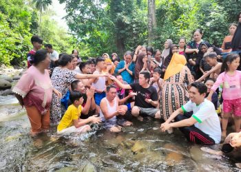 Bupati dan Keluarga Laksanakan Ritual Adat Mandi Motimualo
