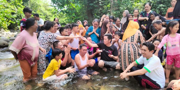 Bupati dan Keluarga Laksanakan Ritual Adat Mandi Motimualo