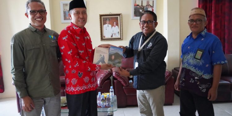 Peduli Akan Konservasi Alam dan Satwa, Bupati Bolsel Diganjar Pengharhaan dari KLH