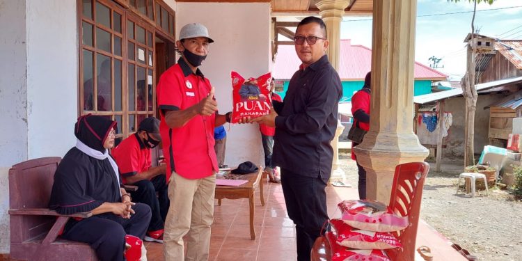 DPC PDIP Kembali Salurkan Paket Sembako Kepada Kader di Pinolosian