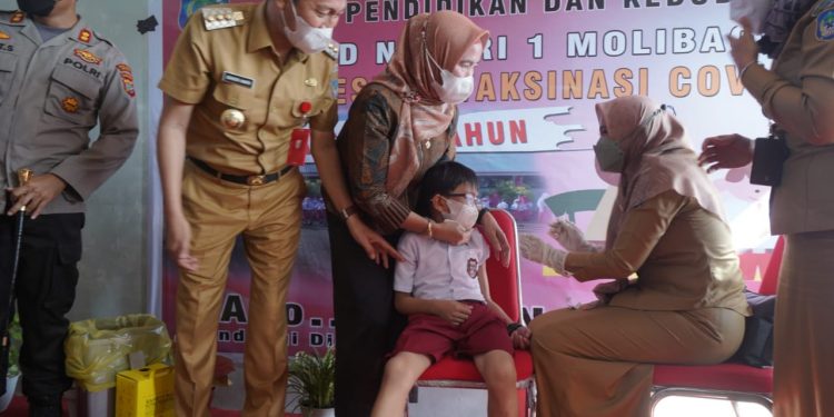 Iskandar Kamaru Pantau Pelaksanaan Vaksinasi Perdana Anak Usia 6-11 Tahun di Bolsel