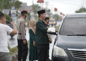 Polres Bolsel Bersama PC NU dan PC Ansor Berbagi Takjil untuk Warga