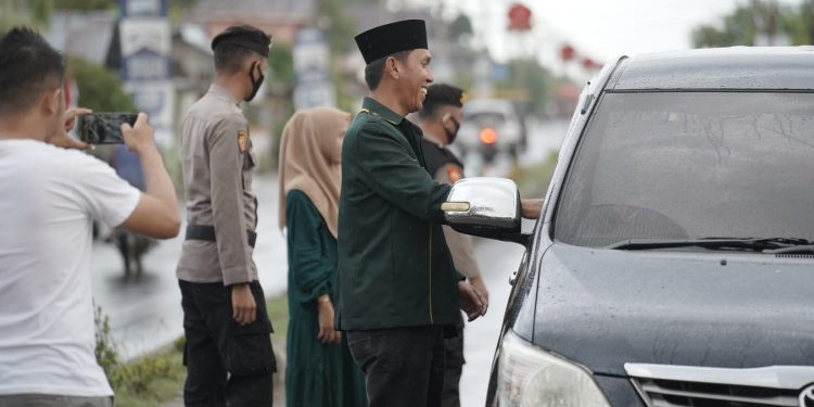 Polres Bolsel Bersama PC NU dan PC Ansor Berbagi Takjil untuk Warga