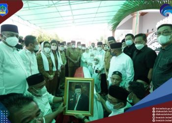 Bupati dan Wabup Bolsel Lepas Almarhum H Herson Mayulu SIP ke Tempat Peristirahatan Terakhir