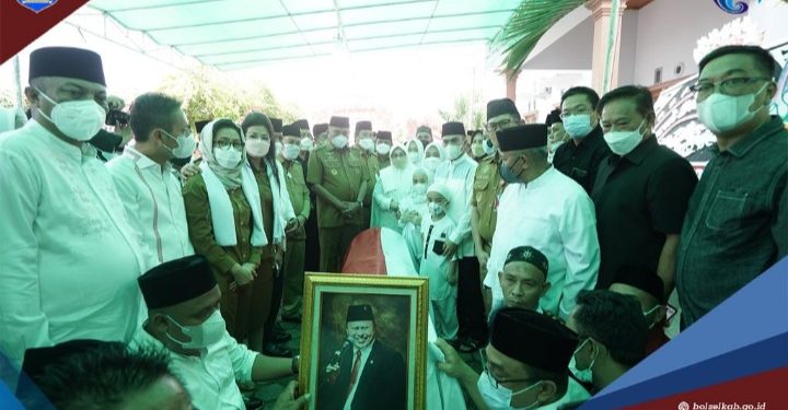 Bupati dan Wabup Bolsel Lepas Almarhum H Herson Mayulu SIP ke Tempat Peristirahatan Terakhir