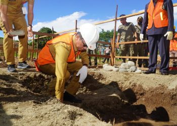 Iskandar Kamaru Letakan Batu Pertama Pembangunan Gedung PA Bolsel