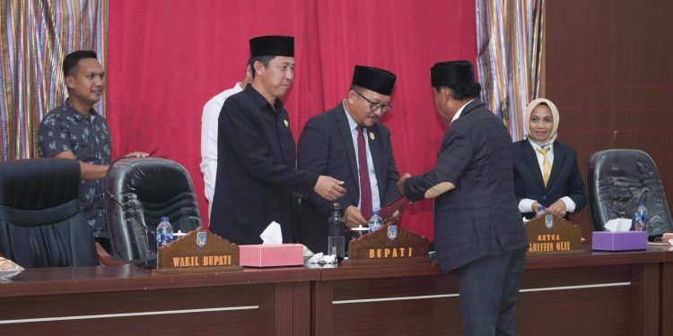Dalam Parupurna DPRD, Bupati Iskandar Kamaru Sampaikan Draft KUA-PPAS 2023