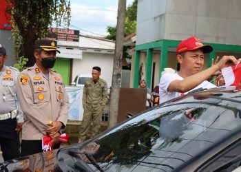 Sambut HUT RI ke 77, Bupati Iskandar Kamaru Bagikan Bendera ke Masyarakat Pengguna Jalan