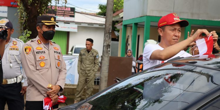 Sambut HUT RI ke 77, Bupati Iskandar Kamaru Bagikan Bendera ke Masyarakat Pengguna Jalan