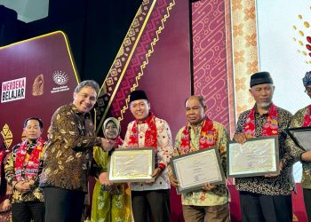 Bupati Iskandar Kamaru Terima Sertifikat Pengesahan Tari Dangisa Sebagai Warisan Budaya Tak Benda 2022