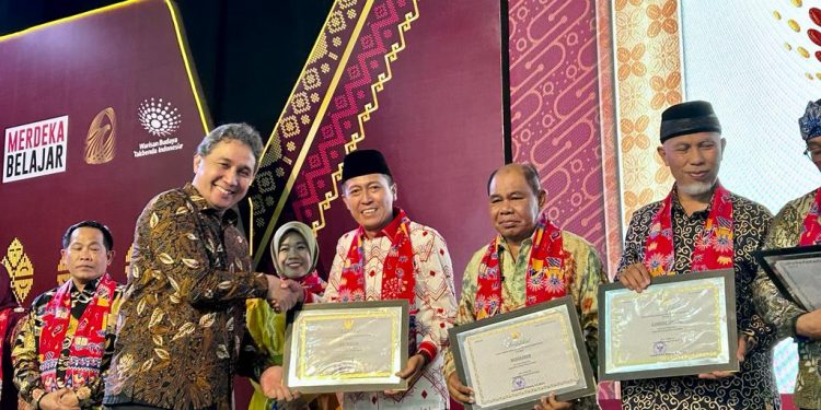 Bupati Iskandar Kamaru Terima Sertifikat Pengesahan Tari Dangisa Sebagai Warisan Budaya Tak Benda 2022