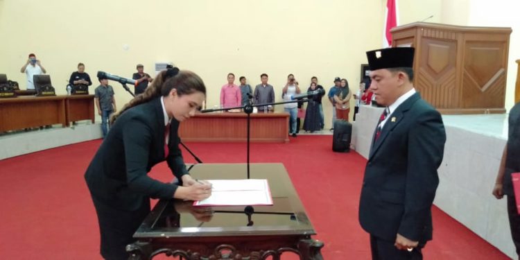 Dalam Paripurna DPRD Bolmong, Gita Ratnasari Tuuk Resmi Dilantik Jadi Anggota Legislatif