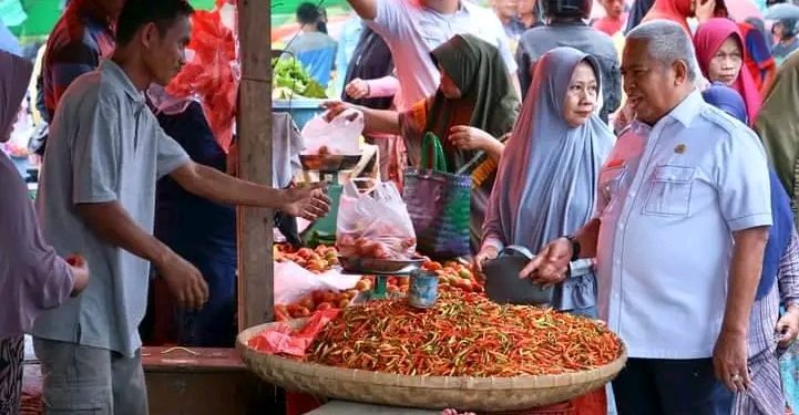Wabup Amin Lasena Bersama TPID dan Forkopimda Cek Harga Bahan Pokok di Pasar Rakyat Bolangitang