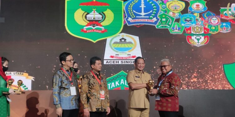 Pemkab Bolmut Terima Penghargaan UHC 2023