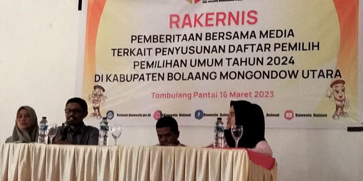 Melalui Rakernis, Bawaslu Bolmut Ajak Wartawan Bersinergi Awasi Tahapan Pemilu 2024