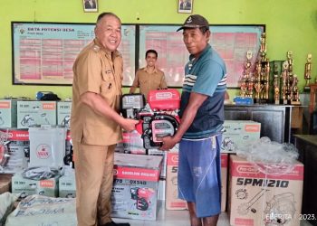 Pemdes Minanga Salurkan Bantuan Alat Pertanian dan Nelayan