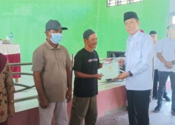 Lewat Program PTSL Berkah, Bupati Iskandar Kamaru Serahkan 486 Sertifikat Tanah Kepada Masyarakat
