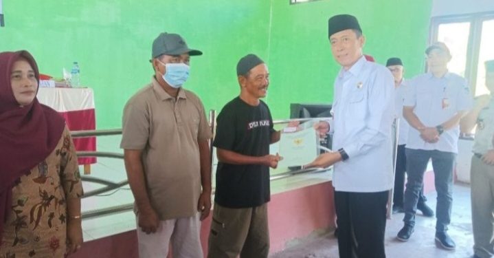 Lewat Program PTSL Berkah, Bupati Iskandar Kamaru Serahkan 486 Sertifikat Tanah Kepada Masyarakat
