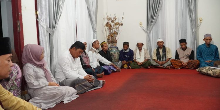 Bertempat di Rujab Wabup, Pemkab Bolsel Gelar Khatam Al-Quran dan Doa Arwah 1 Tahun Almarhum H2M
