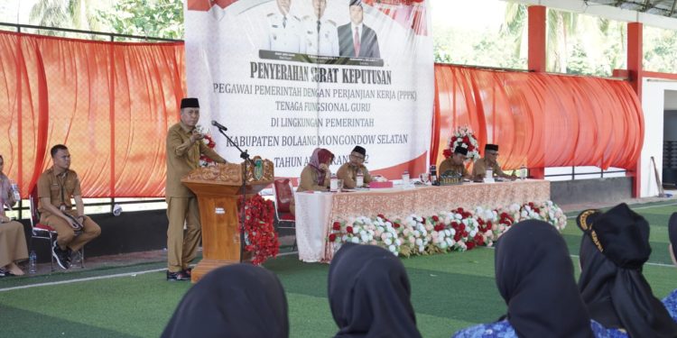 Bupati Iskandar Kamaru Resmi Serahkan SK Pengangkatan 165 Guru PPPK T.A 2022